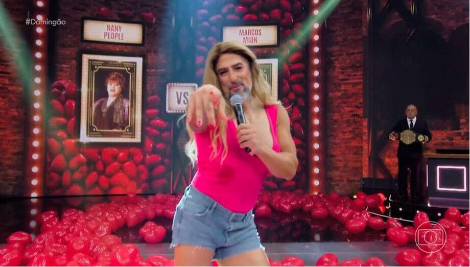Marcos Mion se caracterizou para cantar músicas de Mariah Carey na 'Batalha do Lip Sync' do 'Domingão Com Huck' em 3 de novembro de 2024