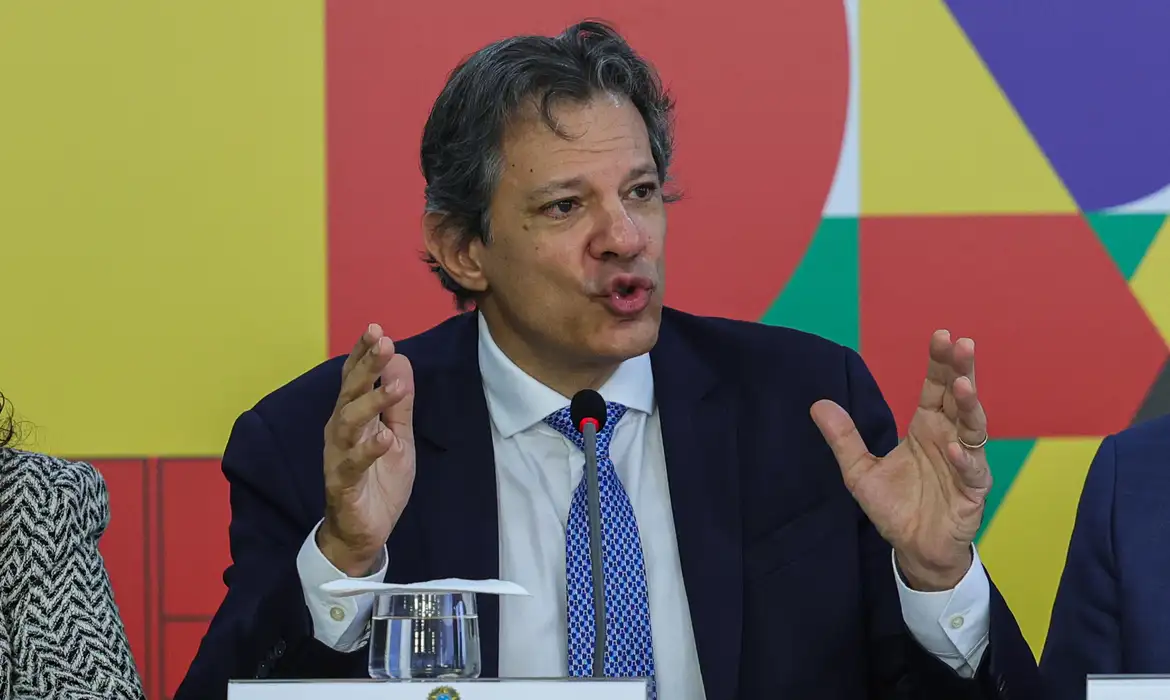 Haddad aponta ação do BC para corrigir disfunções no câmbio e admite falhas na comunicação como fator para alta do dólar.