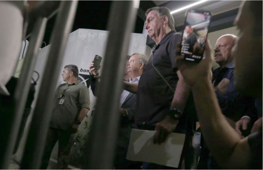 Após ser indiciado por tentativa de golpe de estado, o ex-presidente da República Jair Bolsonaro (PL) desembarcou em Brasília na noite desta segunda-feira (25)