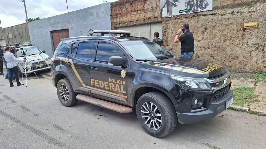 Movimentação policial em frente à casa usada pelo autor do atentado, na Ceilândia, no início da tarde desta quinta-feira, 14