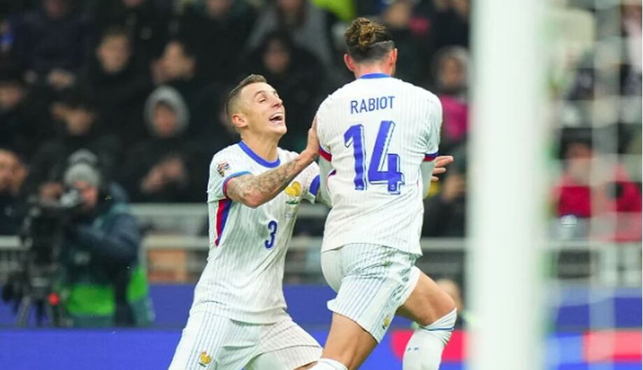 França resolve na bola parada, vence Itália no San Siro e lidera grupo na Liga das Nações