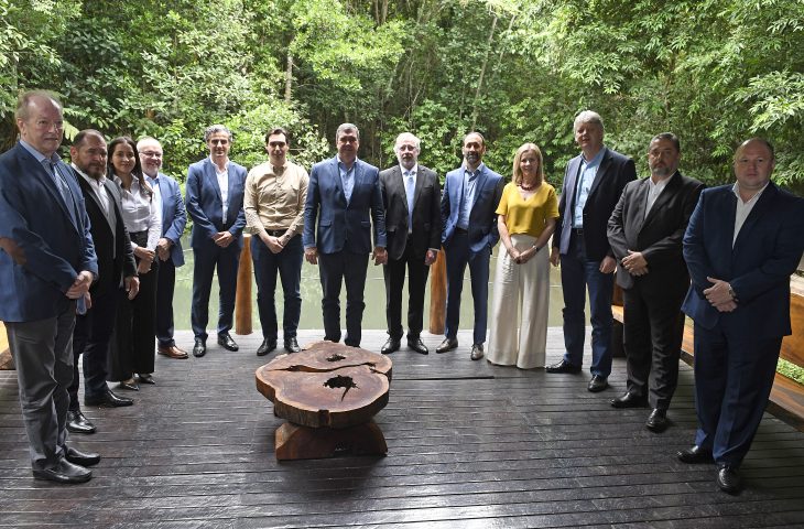 Representantes do governo de Mato Grosso do Sul e da empresa Sonda reúnem-se para discutir o andamento do projeto Infovia Digital, que promete levar conectividade de alta velocidade e internet gratuita a todos os municípios do Estado.