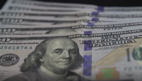 Venda de até US$ 3 bilhões acontece nesta quinta-feira; dólar fecha em R$ 6,26, maior valor da história.