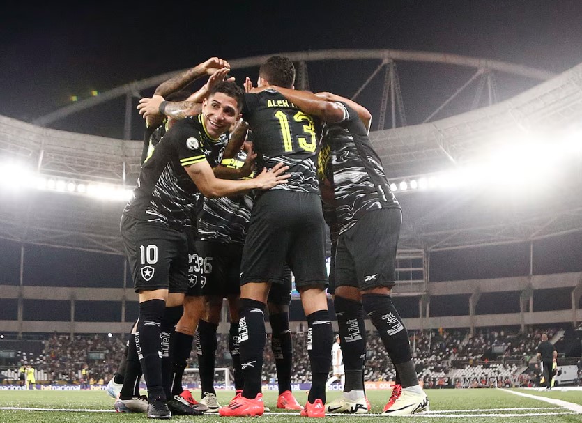 Botafogo fez 3 a 0 no Vasco e abriu seis pontos de vantagem para o Palmeiras