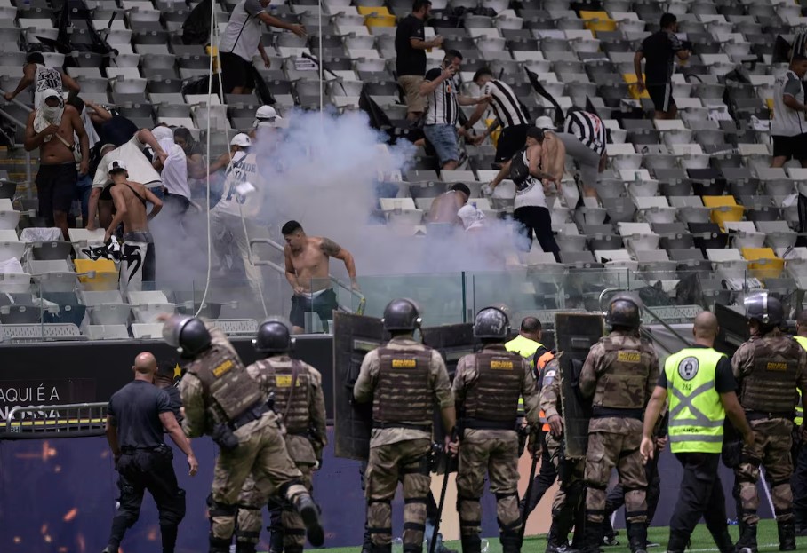 PM precisou utilizar gás de pimenta para conter atleticanos que causavam tumulto na Arena MRV