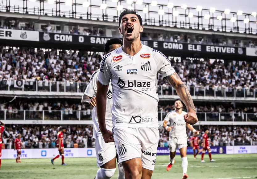 João Basso comemora gol feito em partida contra Vila Nova. Vitória santista possibilitou a conquista do acesso antecipado à Série A