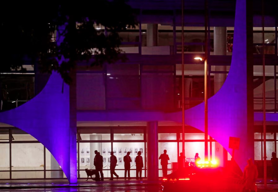 Policiais fazem varredura no Palácio do Planalto depois que uma sequência de explosões na Praça dos Três Poderes