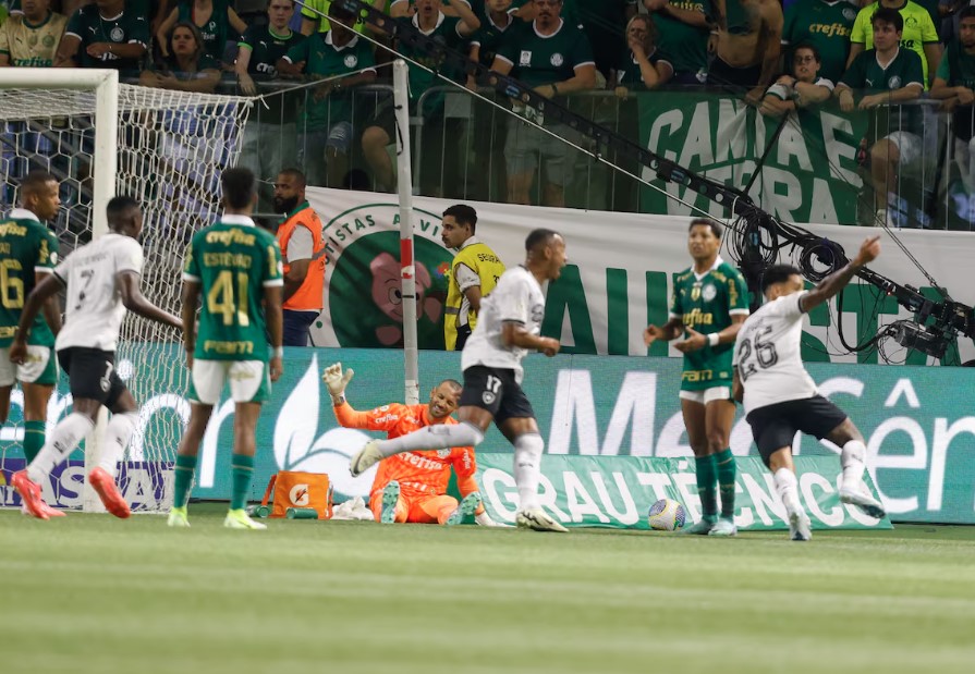 Dominado pelo Botafogo, Palmeiras caiu em casa e viu rival voltar a ser líder do Brasileirão