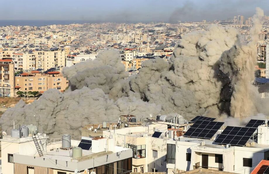 Fumaça espessa sobe de uma explosão durante um ataque aéreo israelense que teve como alvo um bairro nos subúrbios ao sul de Beirute em 17 de novembro de 2024