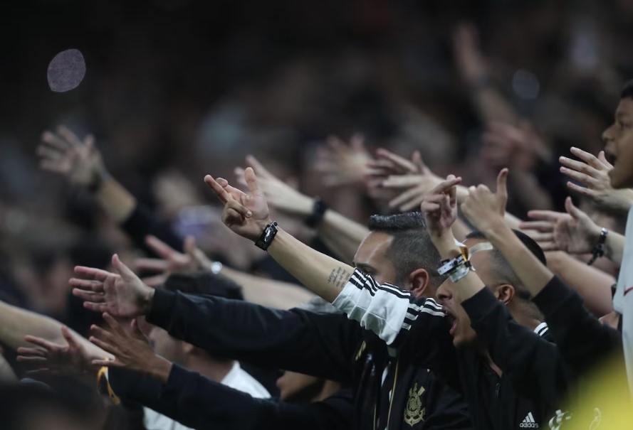 Torcedores do Corinthians apoiam o time em campo e ajudam o clube com doação para quitar dívida pela arena
