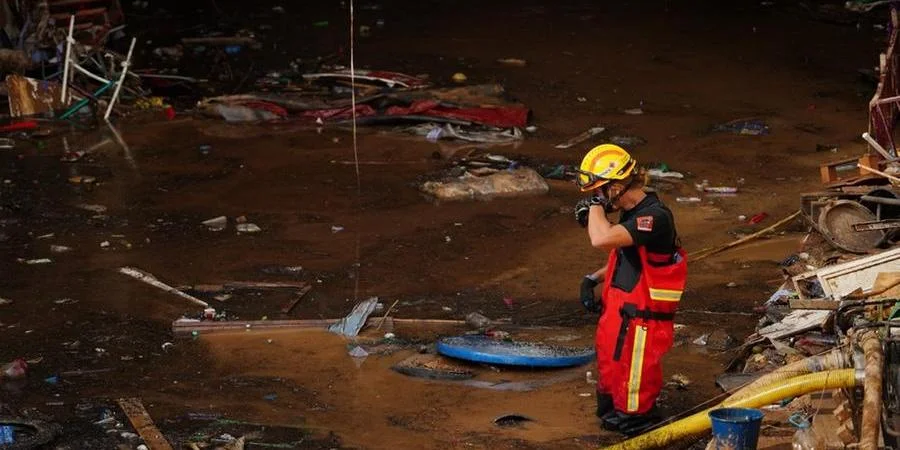 Equipes de resgate ainda procuravam corpos em carros e prédios neste sábado.