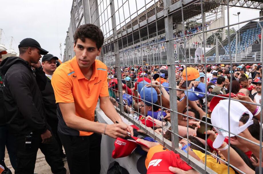 Gabriel Bortoleto, piloto brasileiro da Fórmula 2 e atual campeão da fórmula 3, atende a fãs na pista do autódromo de Interlagos após corrida de Fómula 1.
