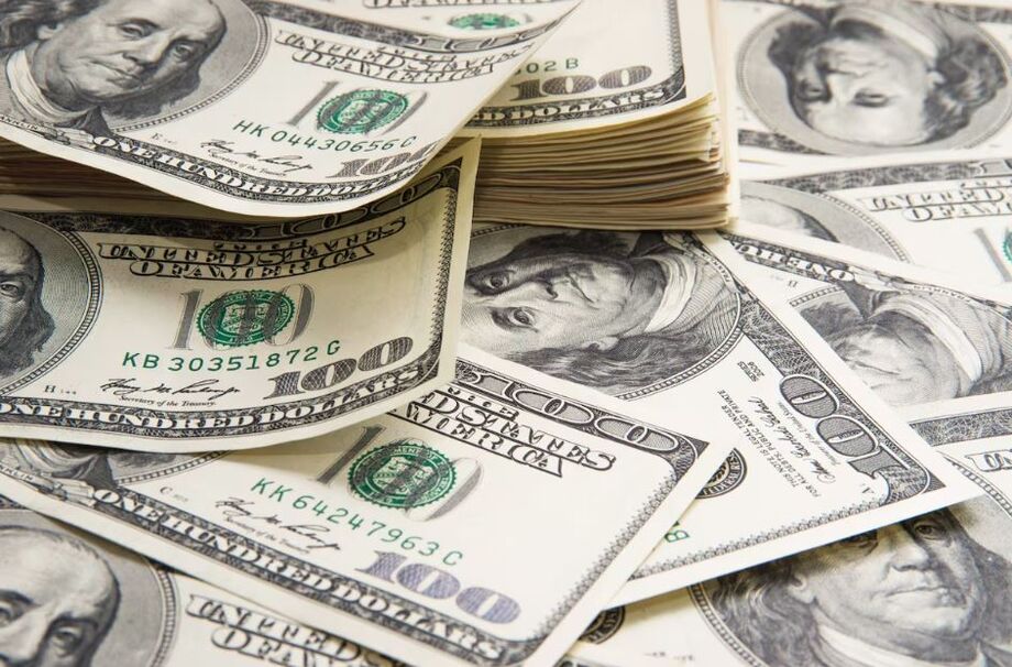 Sem surpresas no discurso de Trump, dólar cai com exterior e leilão do BC