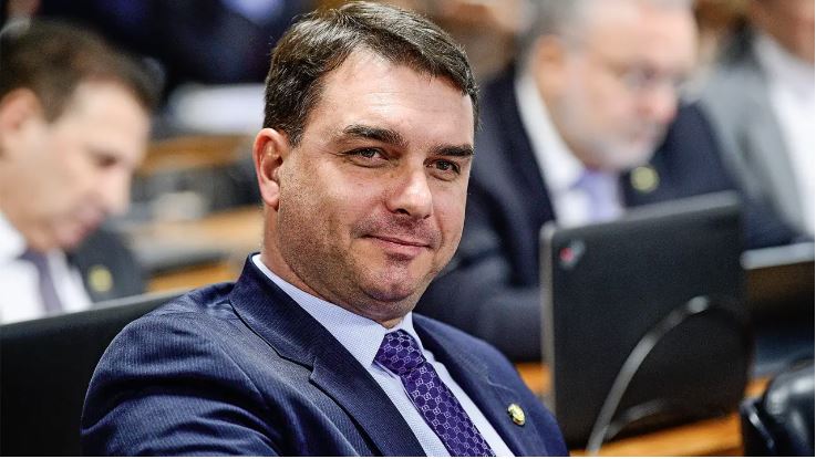 Flávio Bolsonaro nega acusações e afirma que apenas participou de um ato religioso ao comentar a notícia-crime apresentada pelo PSOL.