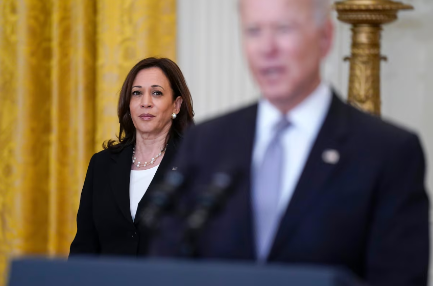 Kamala Harris ouve fala do presidente Joe Biden sobre a distribuição de vacinas contra a COVID-19, na Sala Leste da Casa Branca, em 17 de maio de 2021, em Washington