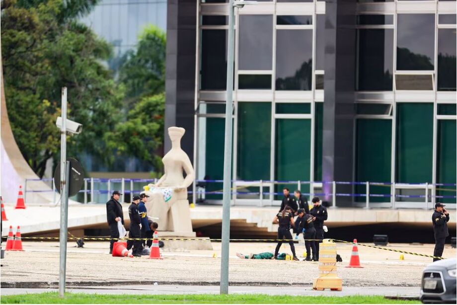 O corpo do Homem identificado como Francisco Wanderley Luiz, que se explodiu na noite de ontem em frente ao Supremo Tribunal Federal (STF) em Brasília, foi periciado por Policiais Federais e retirado por agentes do Instituto Médico Legal (IML)