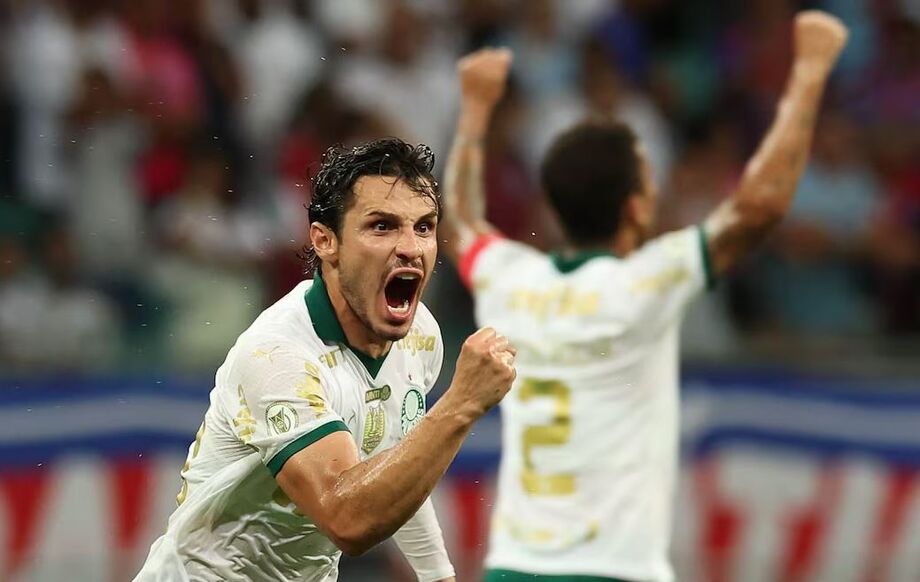 Raphael Veiga marcou o primeiro gol da virada palmeirense sobre o Bahia.