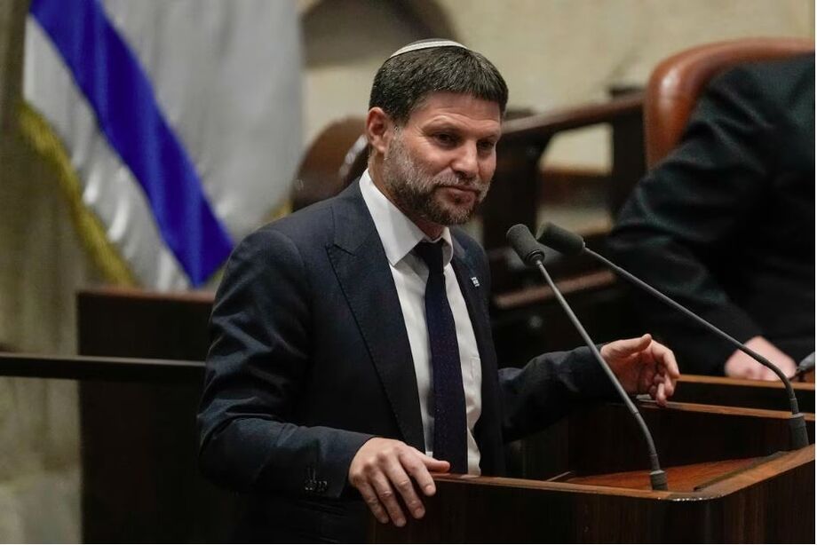Imagem mostra o ministro das Finanças de Israel, Bezalel Smotrich, no Parlamento israelense. Ministro defende reduzir população da Faixa de Gaza