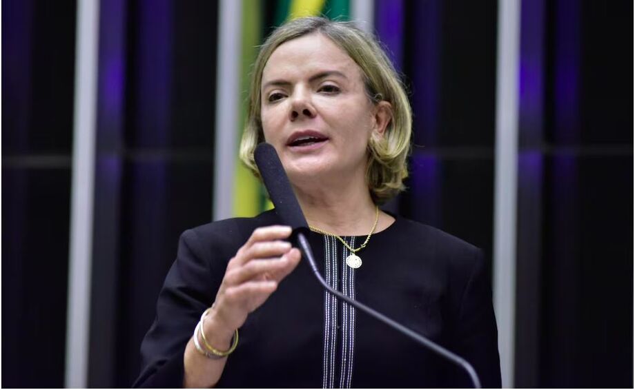Gleisi Hoffmann critica a candidatura de Gusttavo Lima, acusando-o de mentir ao afirmar que o agronegócio paga muitos impostos.