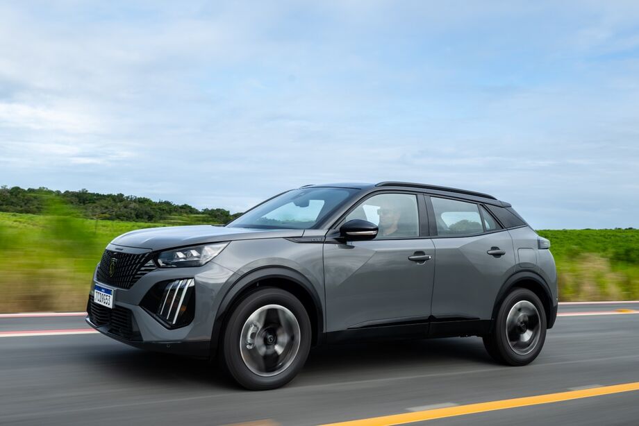 O Peugeot 2008 2025 chegou ao estacionamento da redação do Jornal A Crítica chamando atenção mesmo antes de qualquer teste