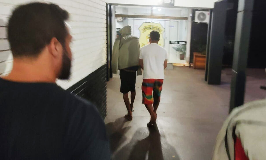 Policiais civis durante a operação que desarticulou célula criminosa em Dourados