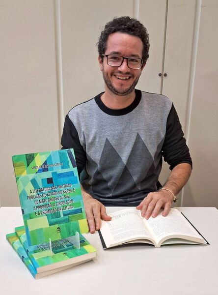 O pesquisador e professor Vanderlei dos Santos, que está lançando o livro A Literatura nas Políticas Públicas de Estado do Brasil e de Mato Grosso do Sul: A Produção, a Circulação e a Promoção da Leitura