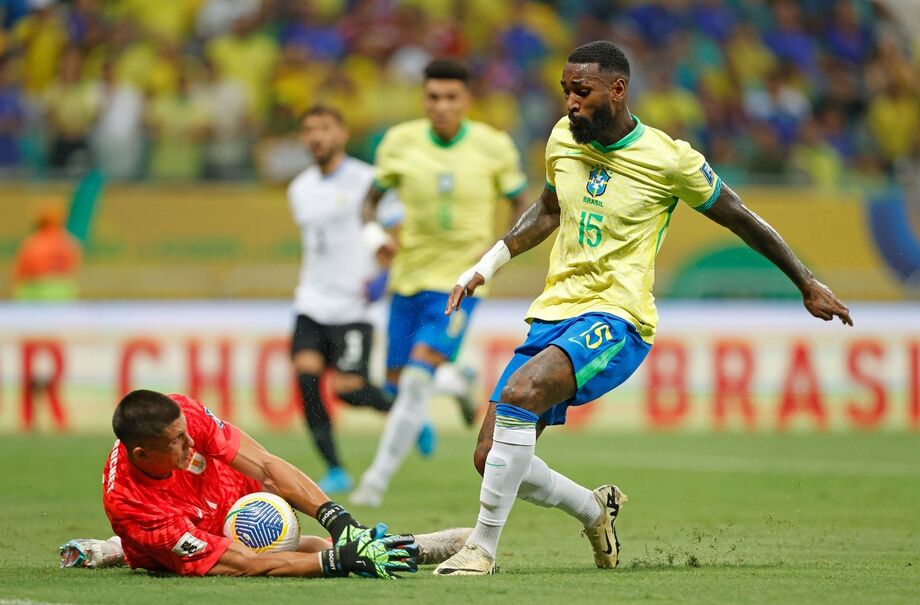 Gerson tenta concluir ataque da Seleção Brasileira contra o Uruguai, pelas Eliminatórias