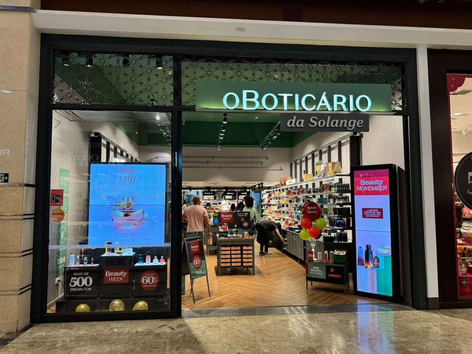 O Grupo Boticário decidiu dar nomes às lojas literalmente. Na fachada da unidade do Shopping Campo Grande, a tradicional placa O Boticário cedeu espaço para O Boticário da Solange