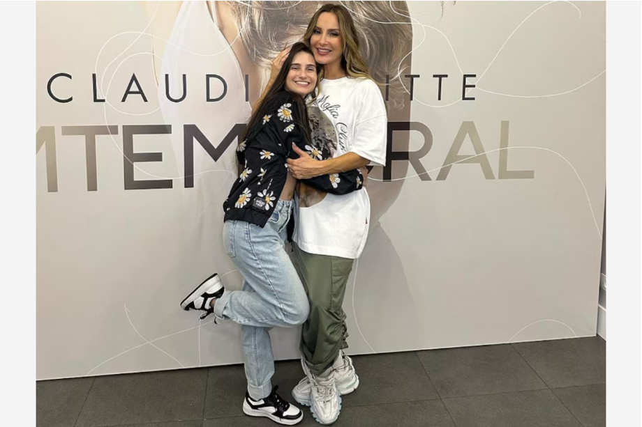 Isabella Oliveira com Claudia Leitte
