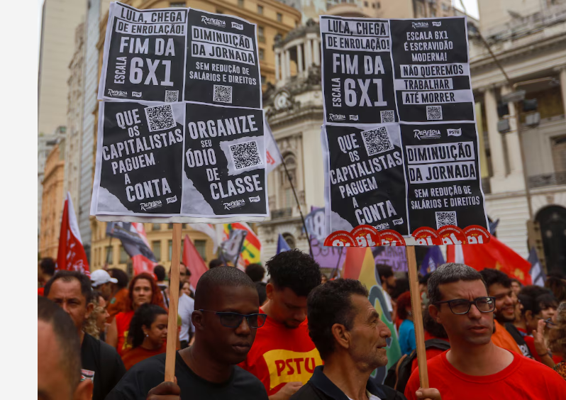 Manifestação contra a escala 6x1, na Cinelândia, no centro do Rio de Janeiro