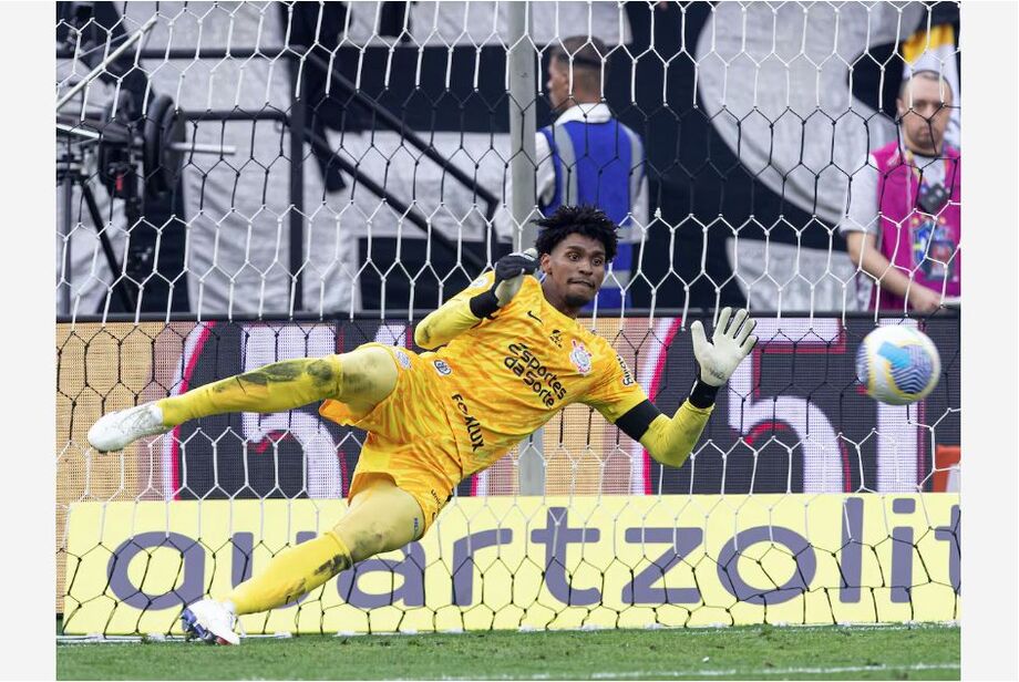 Hugo Souza, goleiro do Corinthians.