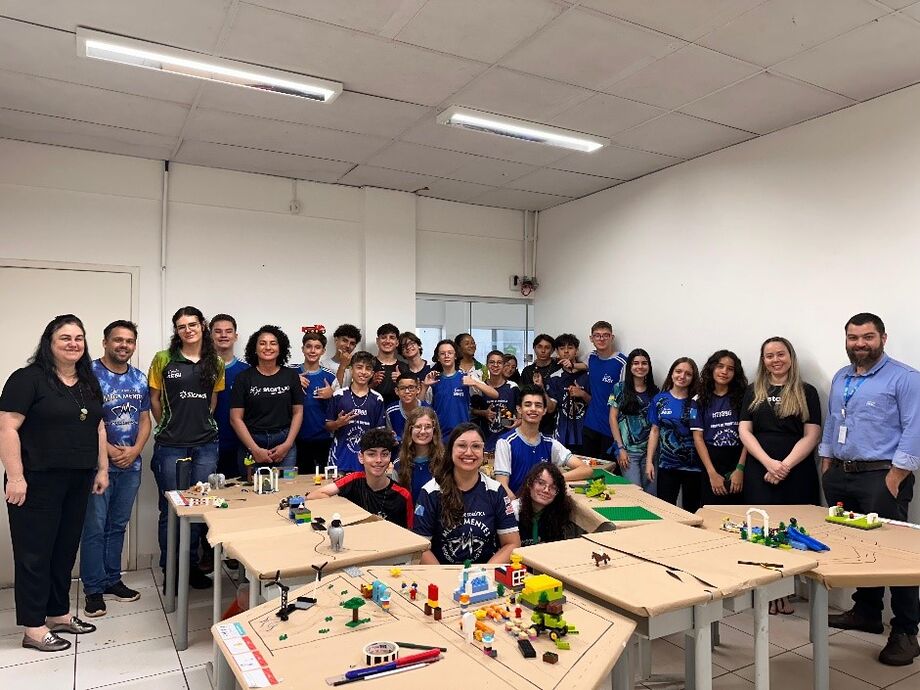 Alunos da Escola Sesi de Dourados participam de curso sobre bioenergia, desenvolvendo habilidades técnicas e emocionais.