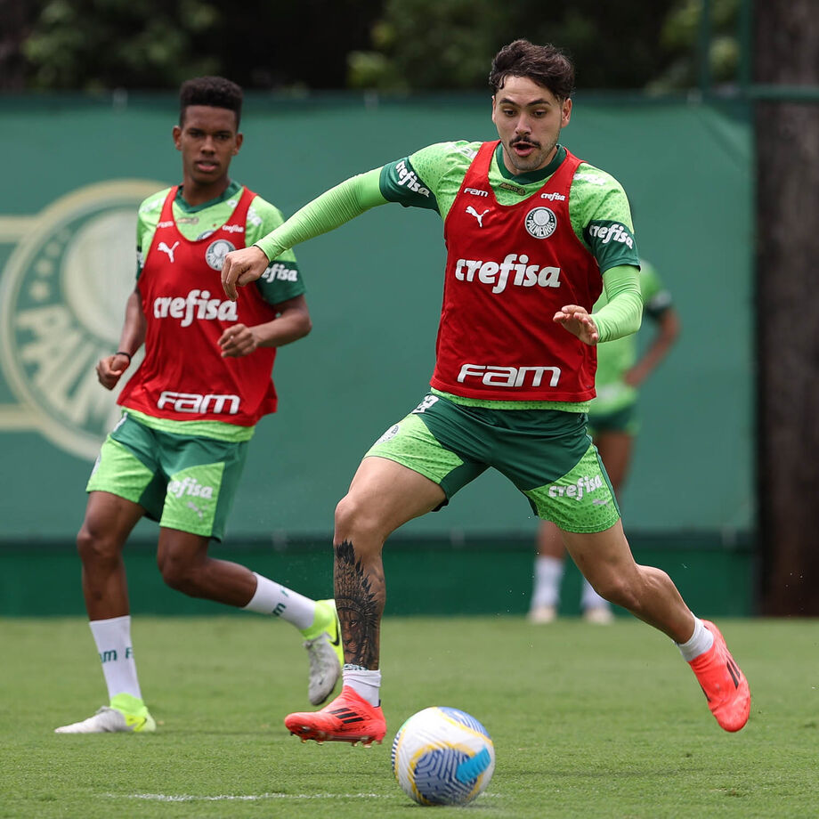 O meio-campista Mauricio durante treinamento na Academia de Futebol