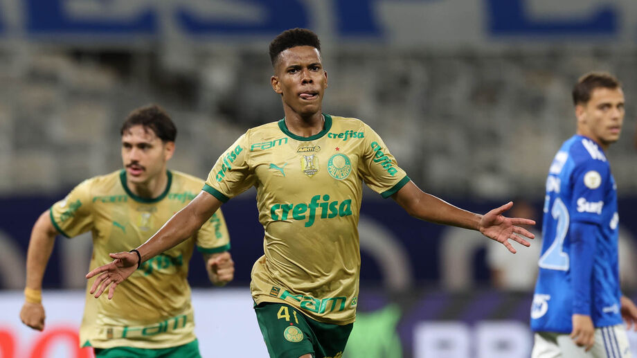 Estêvão foi eleito o craque do Campeonato Brasileiro no prêmio Bola de Prata