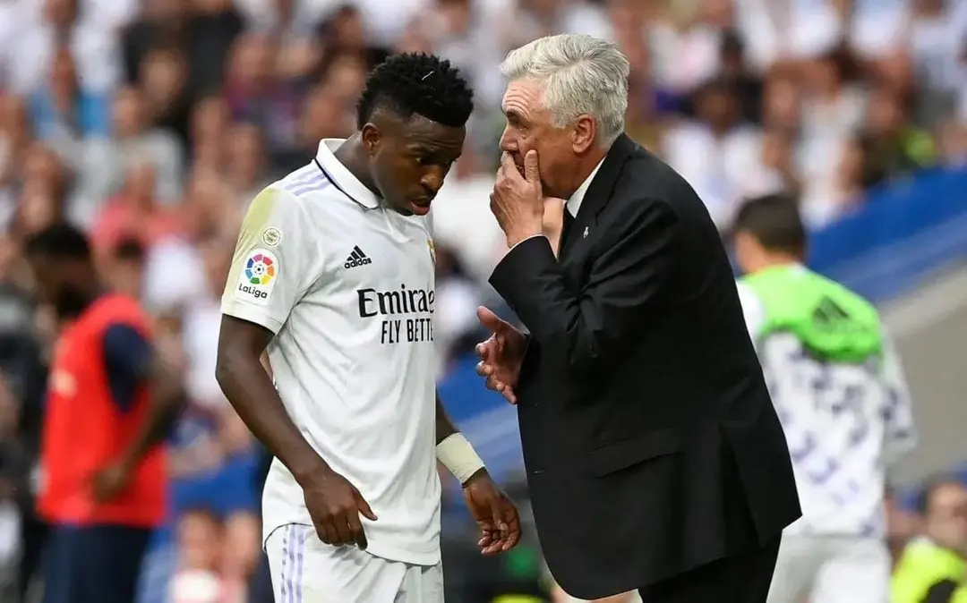 Vini Jr e Ancelotti conversam durante jogo do Real Madrid