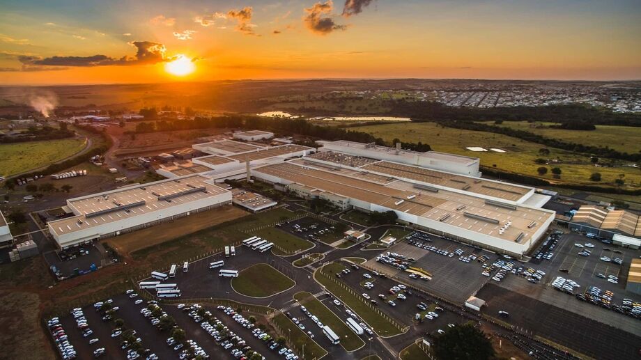 Vista aérea da fábrica da Mitsubishi em Catalão (GO), onde, até dezembro de 2024, eram produzidos motores para a linha L200 Triton. A fábrica continuará operando para montagem da nova geração da picape.