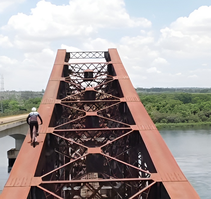 Diego Magno desafia o equilíbrio e a altura em uma das estruturas históricas do Mato Grosso do Sul