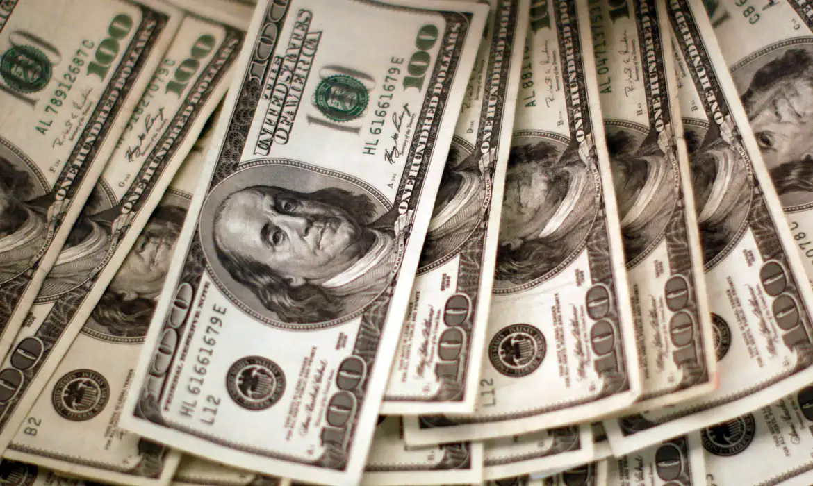 Apesar de fechar em alta, moeda permanece em queda na semana e acumula recuo de 10,35% no ano.