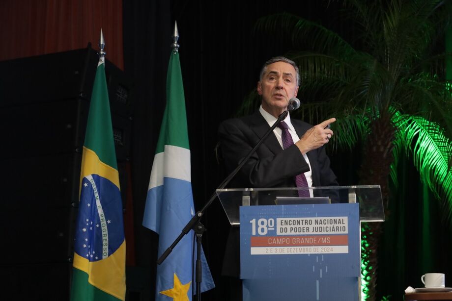 Ministro Luís Roberto Barroso apresenta o Portal Jus.br durante a abertura do 18º Encontro Nacional do Poder Judiciário, em Campo Grande (MS), destacando a modernização e a transparência como pilares da nova ferramenta