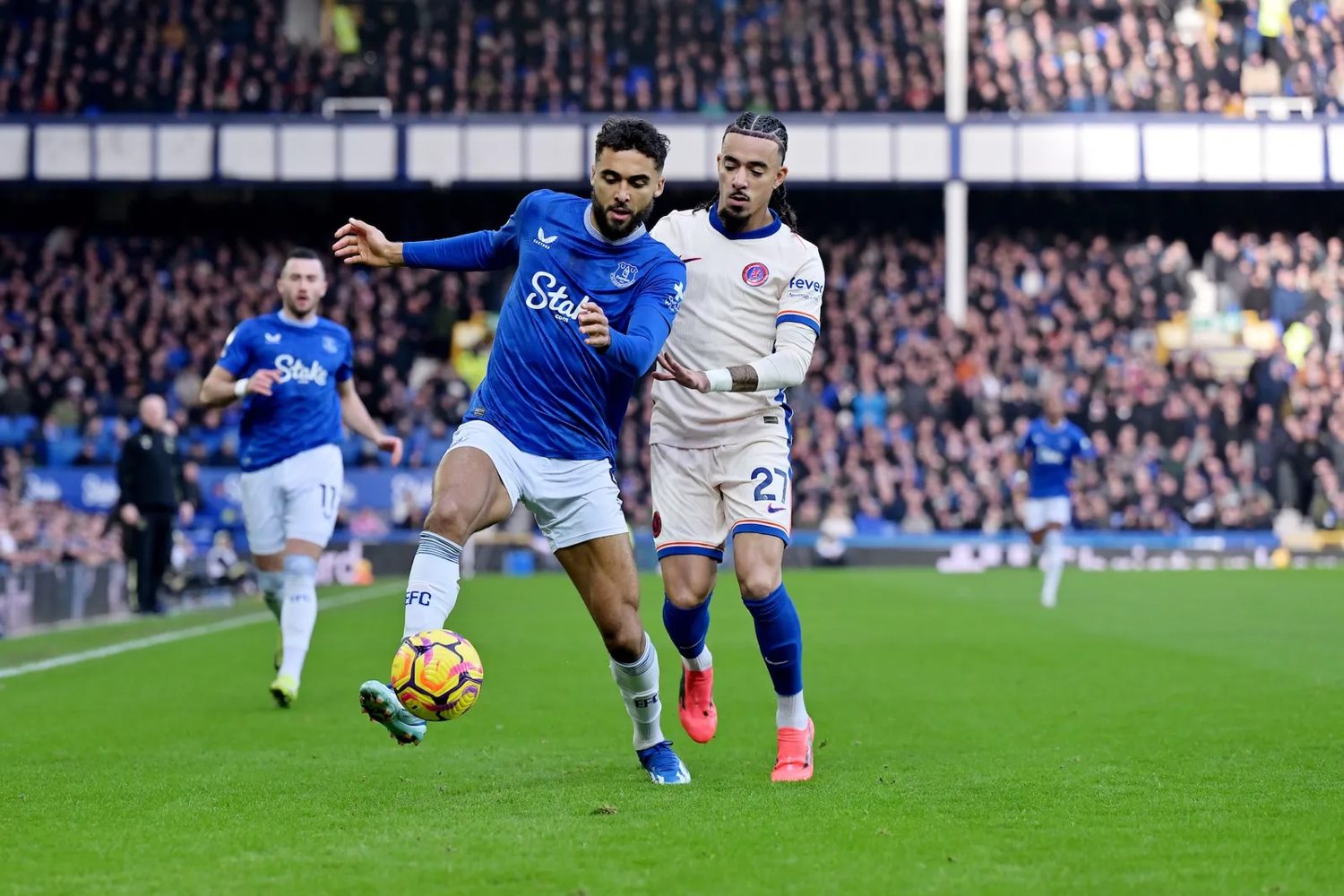 Chelsea para no Everton e encerra série de vitórias; United leva três do Bournemouth
