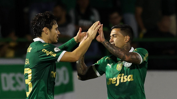 Raphael Veiga se despede de Dudu no Palmeiras