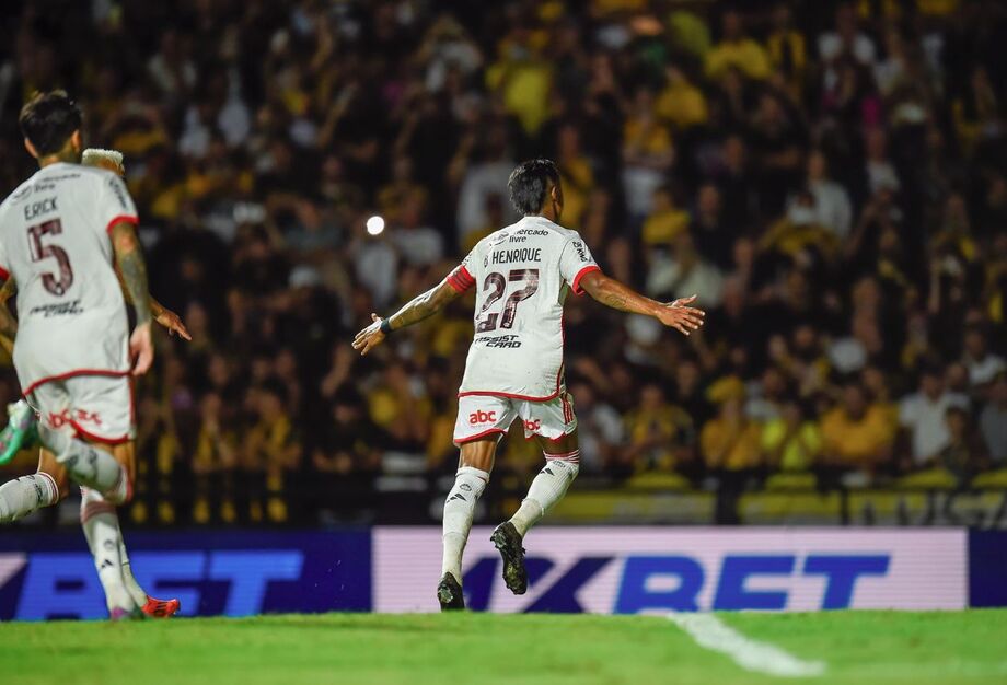 Flamengo vence fora de casa e deixa o Criciúma perto da Série B