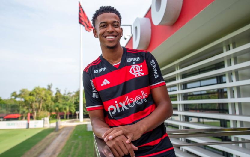 STJD aplica multa e suspende Carlinhos, do Flamengo, por 30 dias