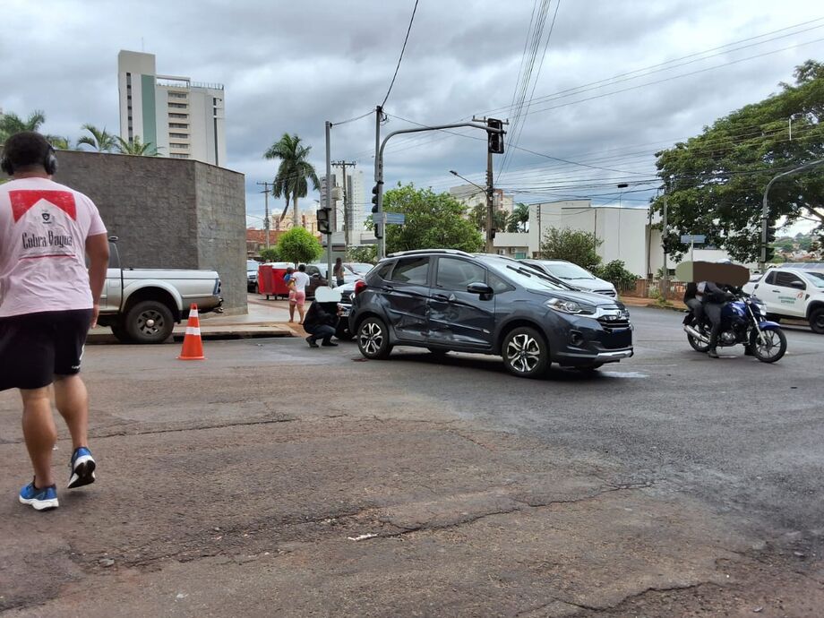 Capotagem no centro de Campo Grande mobiliza populares e deixa idosa ferida