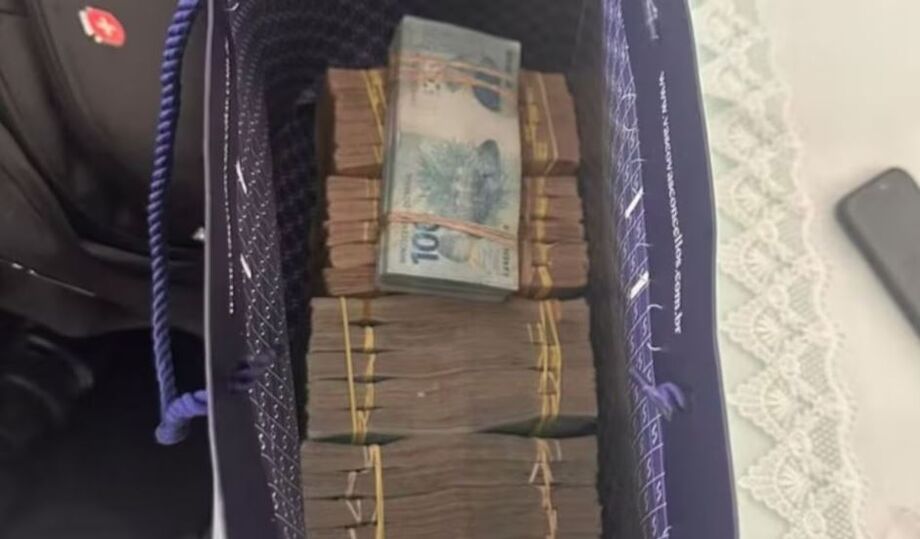 Sacola de dinheiro que vereador jogou pela janela antes de ser preso pela PF