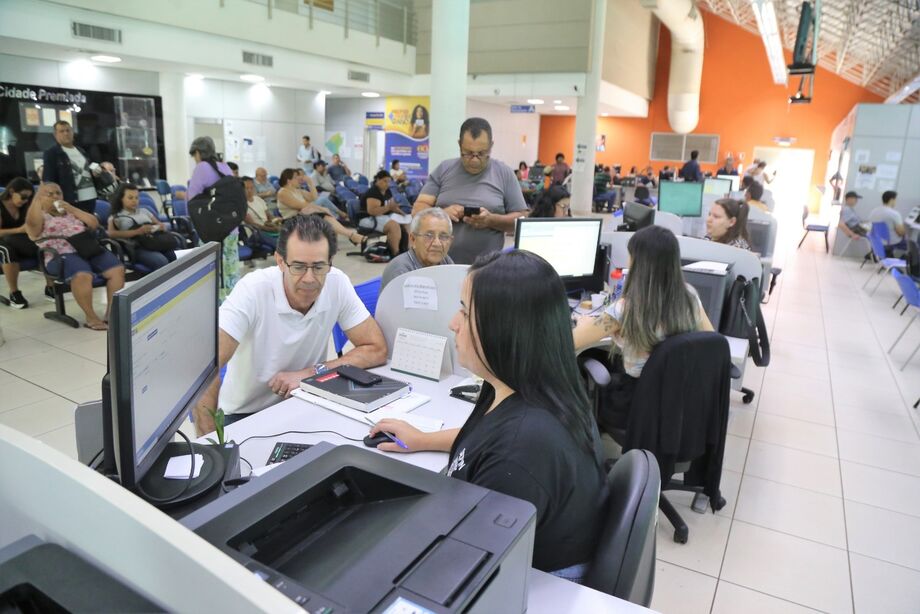 Contribuintes formam filas na Central de Atendimento para aproveitar os últimos dias do Refis 2025 em Campo Grande