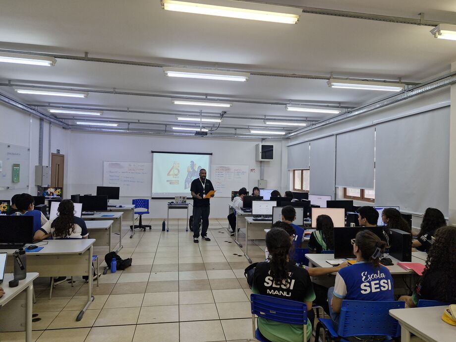 Visão ampla da sala de aula com os estudantes imersos na atividade de microcertificação em inteligência artificial na Escola Sesi de Campo Grande