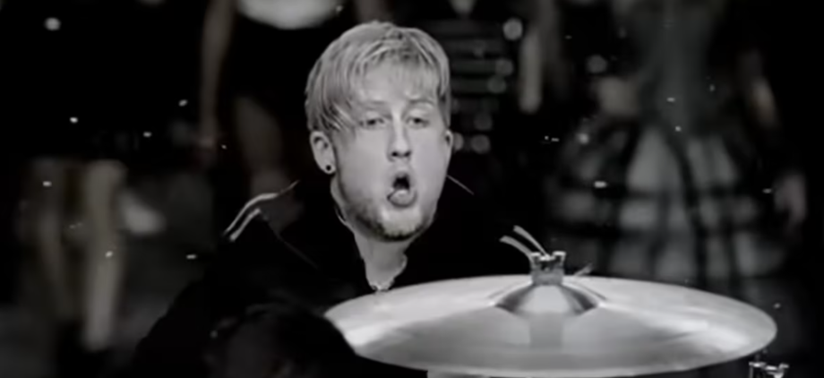 Bob Bryar, ex-baterista do My Chemical Romance, no clipe de 'The Black Parade', de 2006.