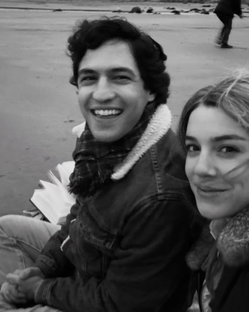 Alice Wegmann com Gabriel Leone nos bastidores das gravações de 'Senna' na Irlanda do Norte.