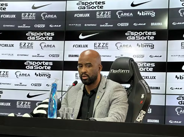 Fabinho Soldado em entrevista coletiva no Corinthians
